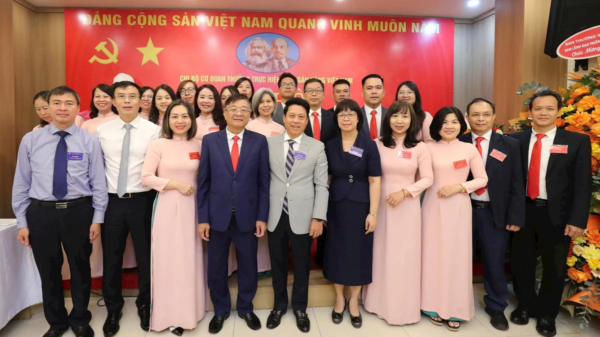 Khách mời chụp ảnh kỷ niệm cùng các đảng viên trong Chi bộ. Ảnh: Huy Hoàng