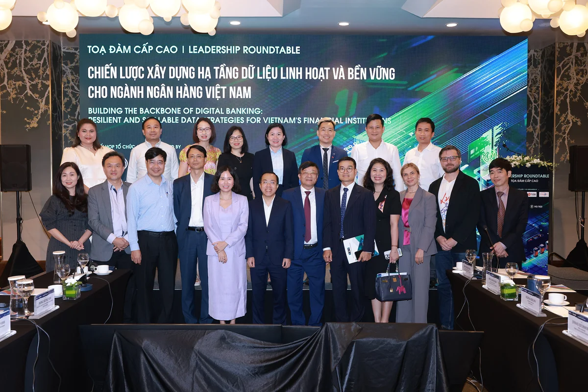Các đại biểu tham dự tọa đàm chụp ảnh lưu niệm