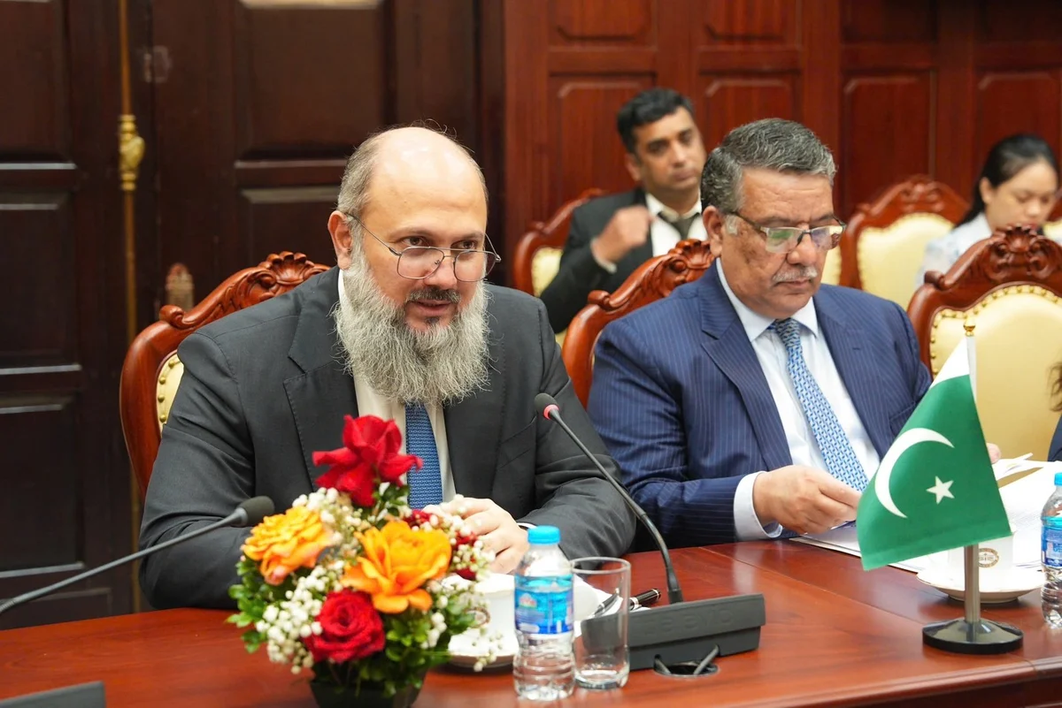 Ông Jam Kamal Khan, Bộ trưởng Bộ Thương mại Pakistan phát biểu tại buổi làm việc