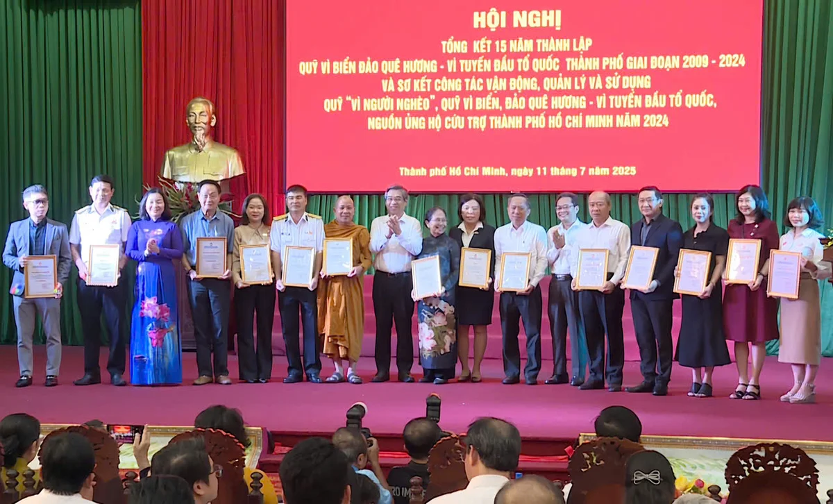 Đại diện Agribank (thứ 5, từ phải qua) cùng các cá nhân, đơn vị nhận thư cảm ơn của Ủy ban Mặt trận Tổ quốc Việt Nam TP.Hồ Chí Minh