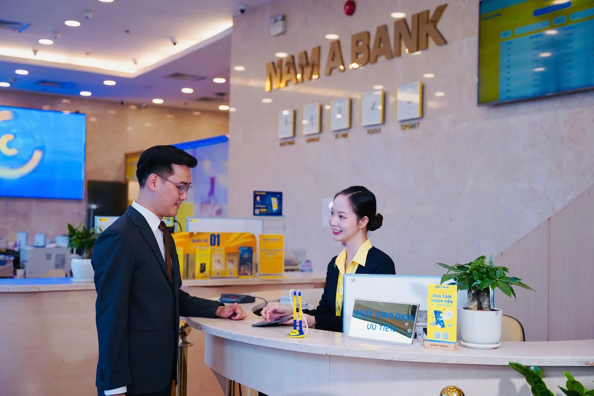 Khách hàng giao dịch tại Nam A Bank.