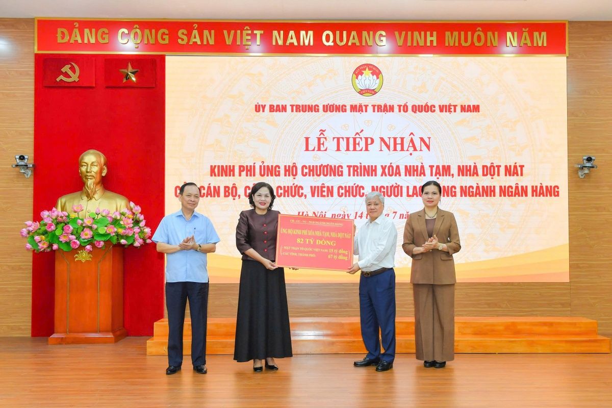 Chủ tịch Ủy ban Trung ương MTTQ Việt Nam Đỗ Văn Chiến tiếp nhận kinh phí ủng hộ của ngành Ngân hàng