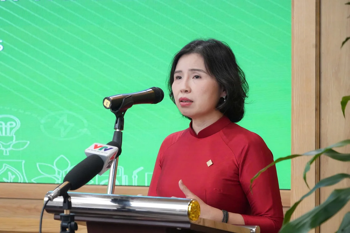 Bà Nguyễn Thị Thu Hà - Giám đốc Trường đào tạo cán bộ - Phó Trưởng ban chỉ đạo ESG Agribank phát biểu tham luận