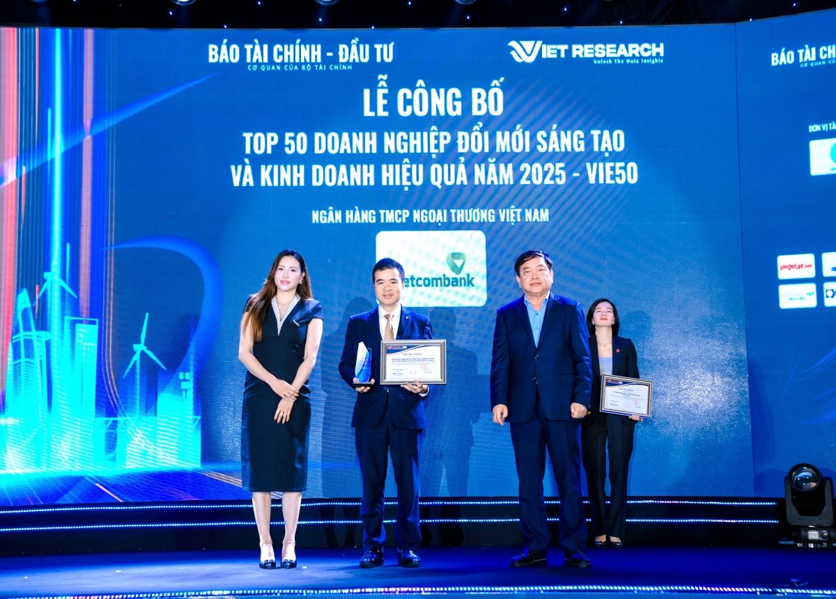 Đại diện Vietcombank nhận giải thưởng Top 50 Doanh nghiệp Đổi mới sáng tạo và Kinh doanh hiệu quả 2025