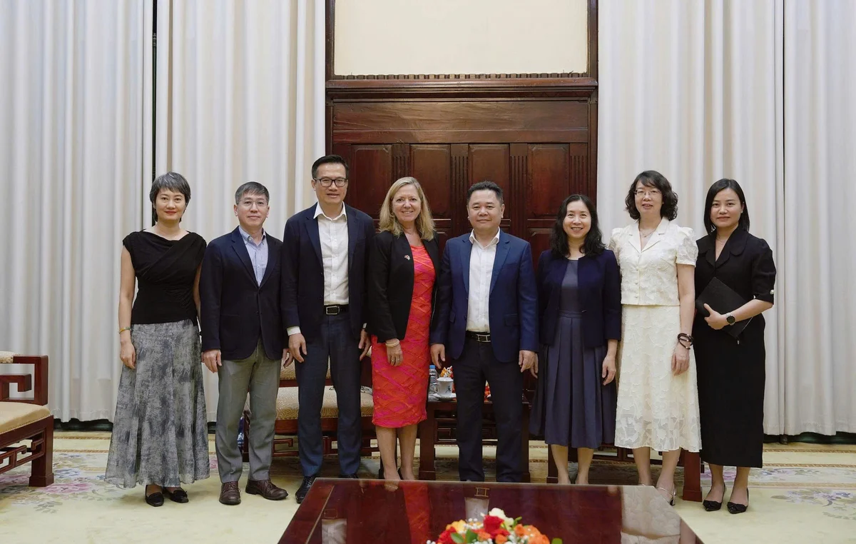 Phó Thống đốc NHNN Nguyễn Ngọc Cảnh chụp hình lưu niệm với bà Mariam J. Sherman