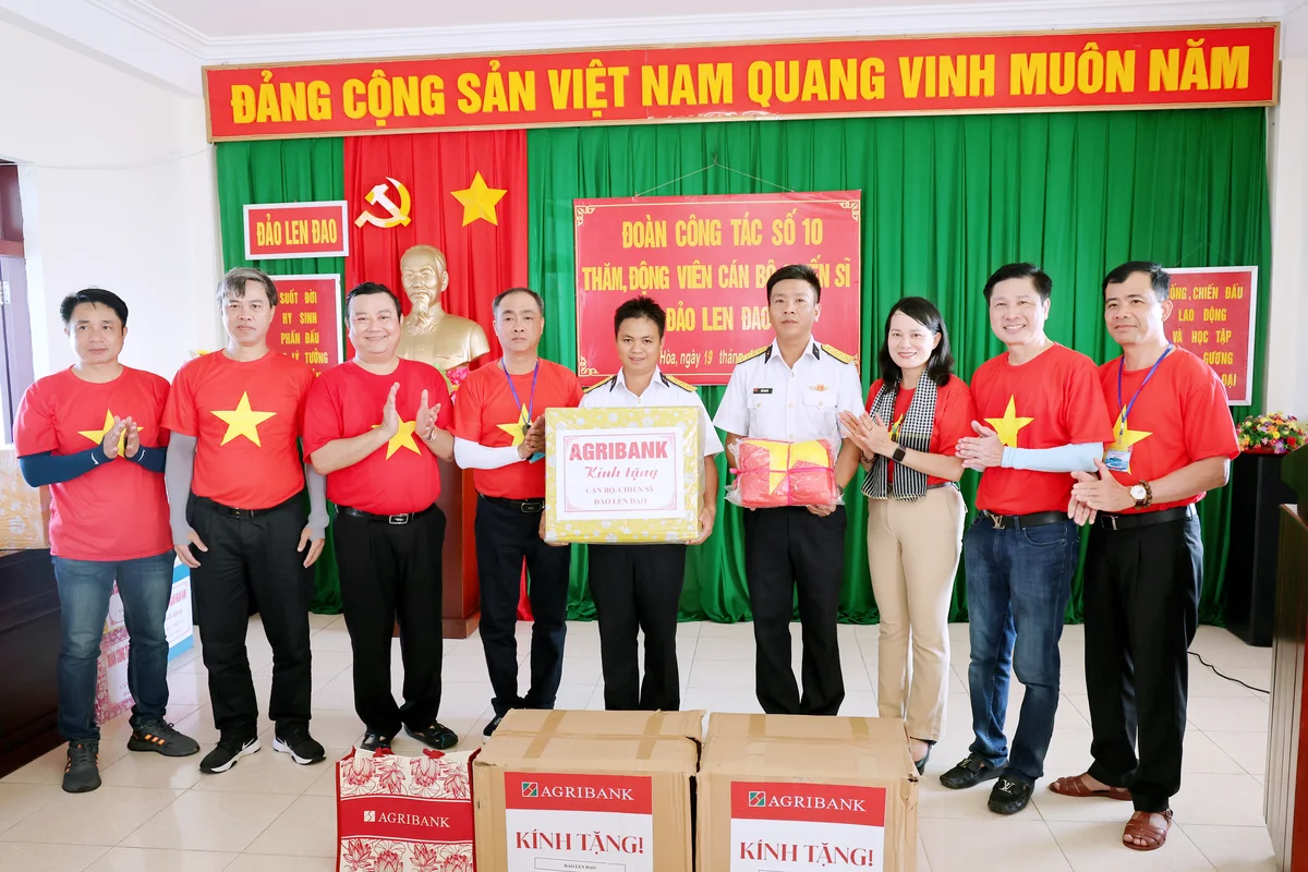 Phó Tổng Giám đốc Phùng Thị Bình trao quà tặng cho chiến sĩ trên đảo Len Đao