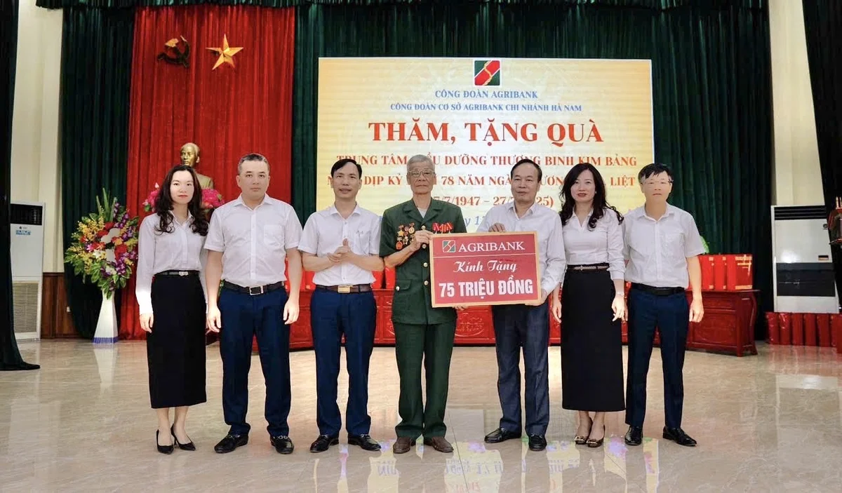 Công đoàn Agribank thăm và tặng quà người có công với cách mạng tại Hà Nam