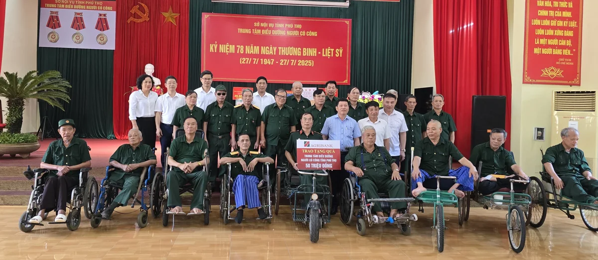 Đại diện Công đoàn Agribank thăm hỏi các thương bệnh binh tại các Trung tâm điều dưỡng