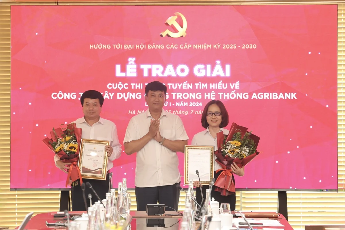 Đồng chí Phạm Toàn Vượng, Phó Bí thư Đảng ủy, Thành viên HĐTV, Tổng Giám đốc trao giải và tặng hoa cho các đơn vị đạt giải Nhì