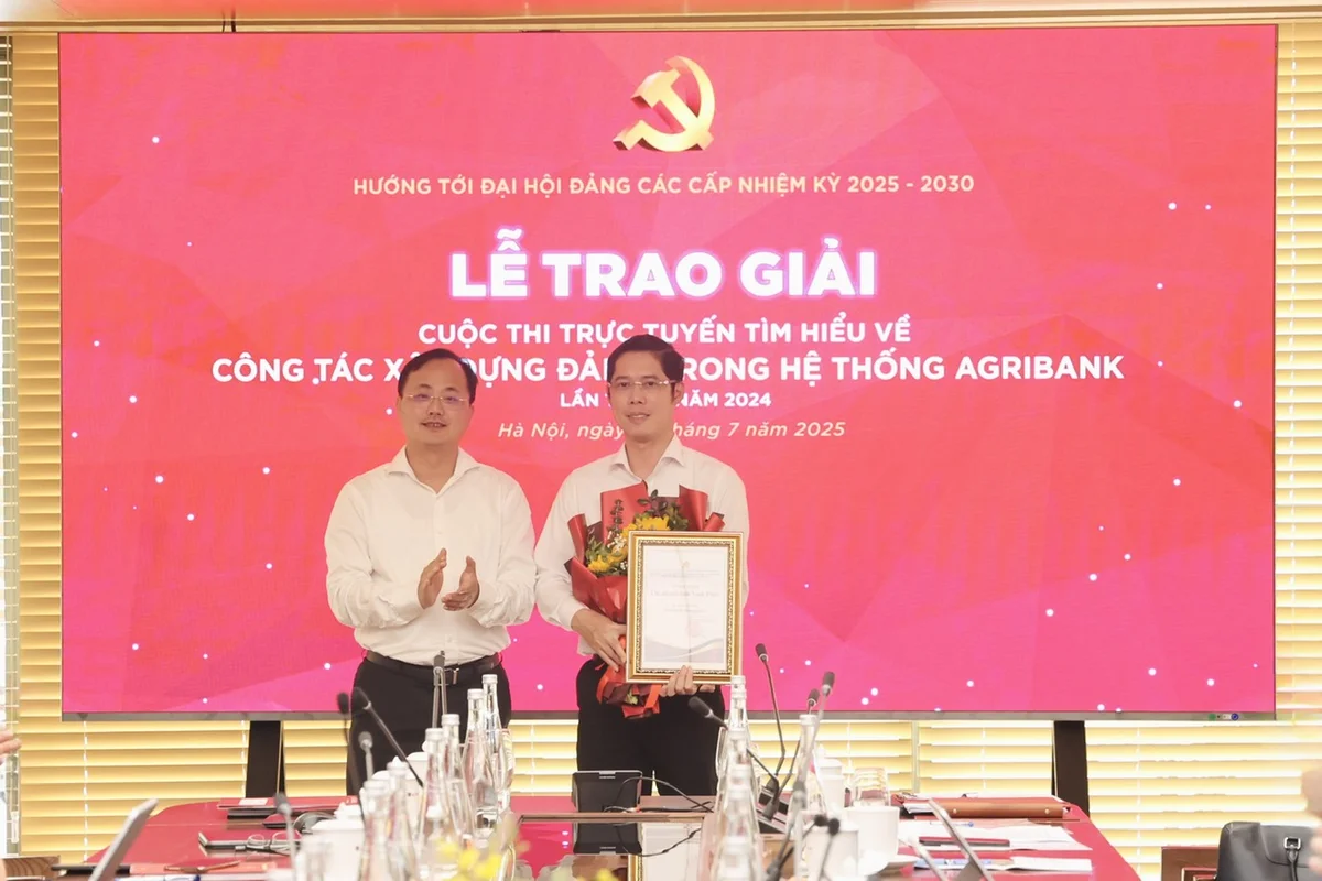 Đồng chí Tô Huy Vũ, Bí thư Đảng ủy, Chủ tịch HĐTV trao giải và tặng hoa chúc mừng Agribank Chi nhánh Vĩnh Phúc - đơn vị giành giải Nhất của cuộc thi