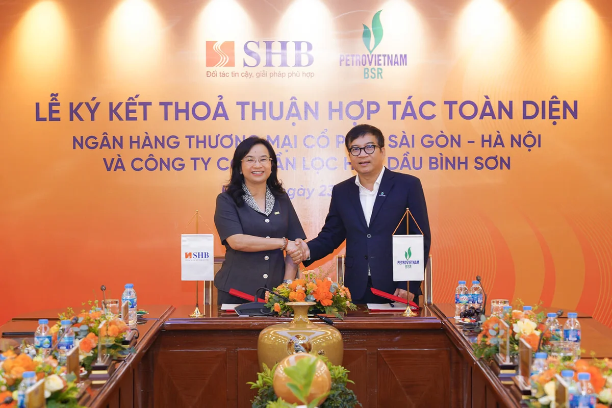 Bà Ngô Thu Hà, Tổng Giám đốc Ngân hàng SHB và ông Nguyễn Việt Thắng, Tổng Giám đốc CTCP Lọc hóa dầu Bình Sơn tại buổi lễ
