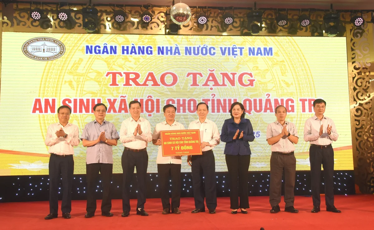 Ngân hàng Nhà nước trao tặng tỉnh Quảng Trị 7 tỉ đồng thực hiện công tác an sinh xã hội