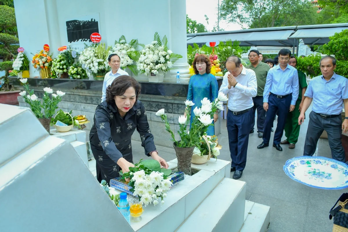 Thống đốc Nguyễn Thị Hồng và Đoàn công tác đặt những bó hoa tại mộ 10 cô gái thanh niên xung phong đã ngã xuống
