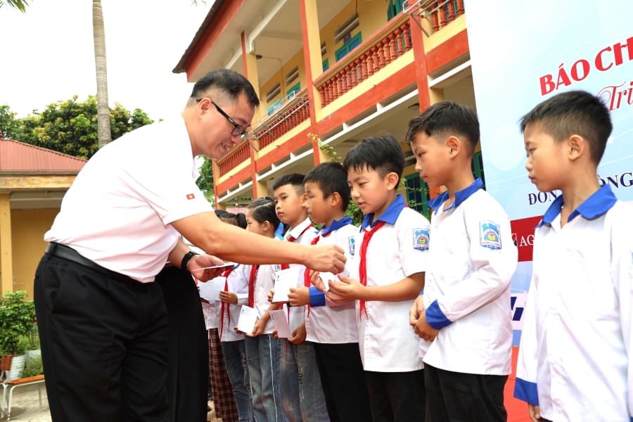 Ông Nguyễn Hữu Lộc – Phó Giám đốc Vietcombank Yên Bái trao quà cho các em học sinh có hoàn cảnh khó khăn