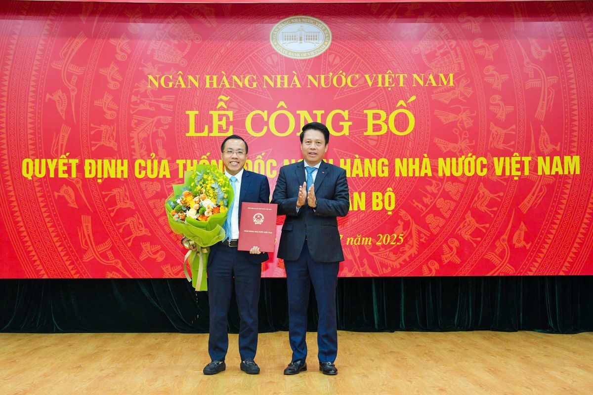 Thừa ủy quyền của Thống đốc NHNN Việt Nam, Phó Thống đốc Phạm Tiến Dũng đã trao quyết định và chúc mừng ông Lê Hoàng Chính Quang được bổ nhiệm Cục trưởng Cục Công nghệ thông tin