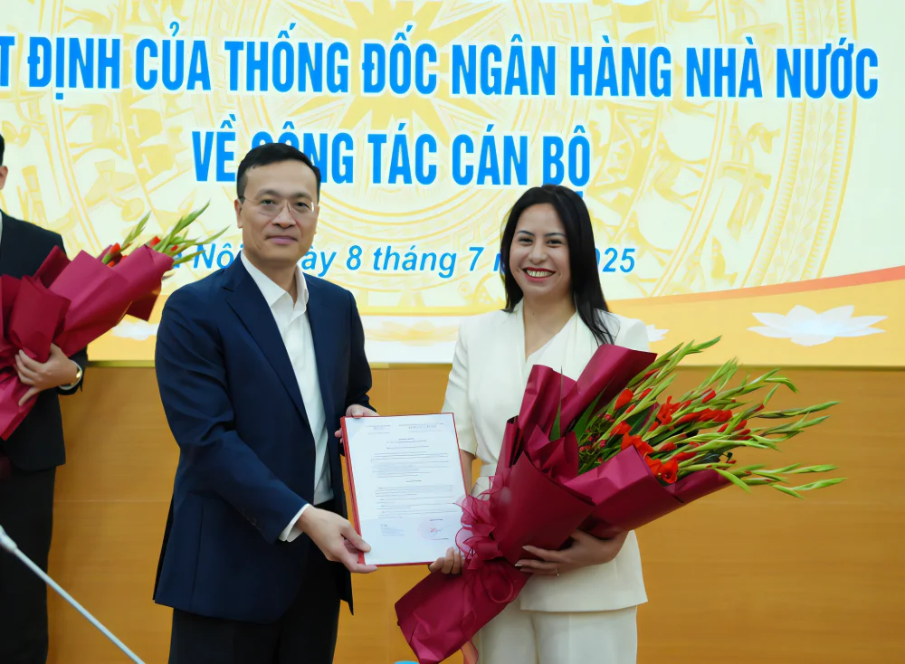 Phó Thống đốc Phạm Quang Dũng trao Quyết định bổ nhiệm cho bà Đậu Thị Mai Hương