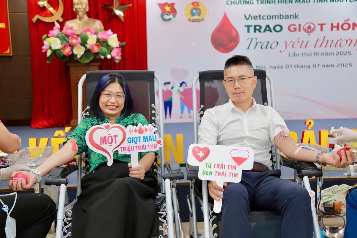 Bà Phan Thị Hồng Vân - Phó Giám đốc Vietcombank Hà Nội tham gia hiến máu tình nguyện