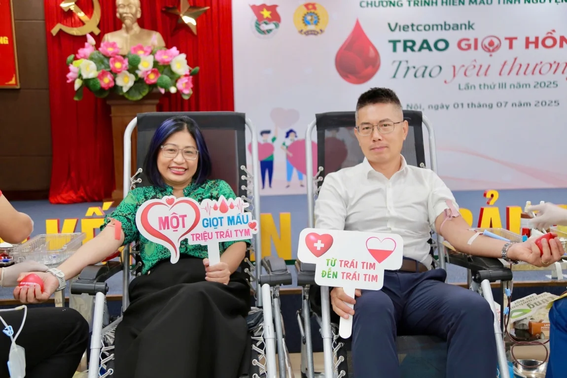 Bà Phan Thị Hồng Vân - Phó Giám đốc Vietcombank Hà Nội tham gia hiến máu tình nguyện