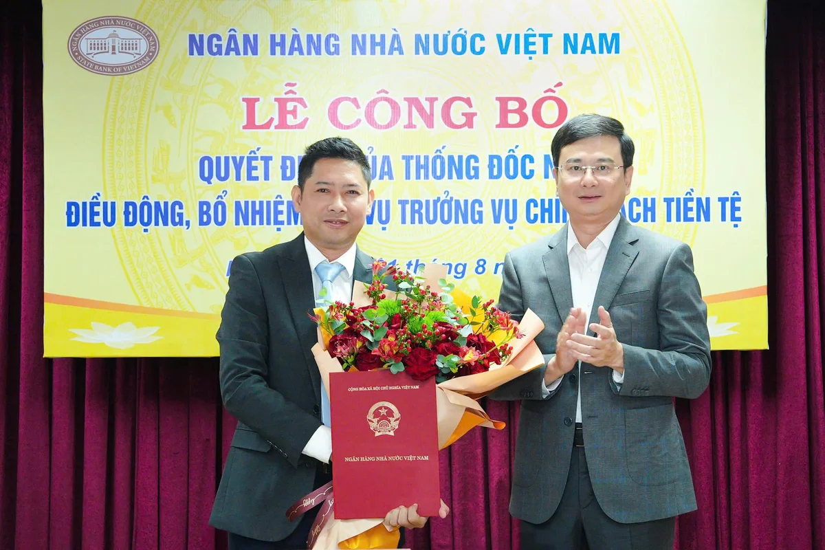 Phó Thống đốc Phạm Thanh Hà trao Quyết định và chúc mừng ông Nguyễn Lê Nam