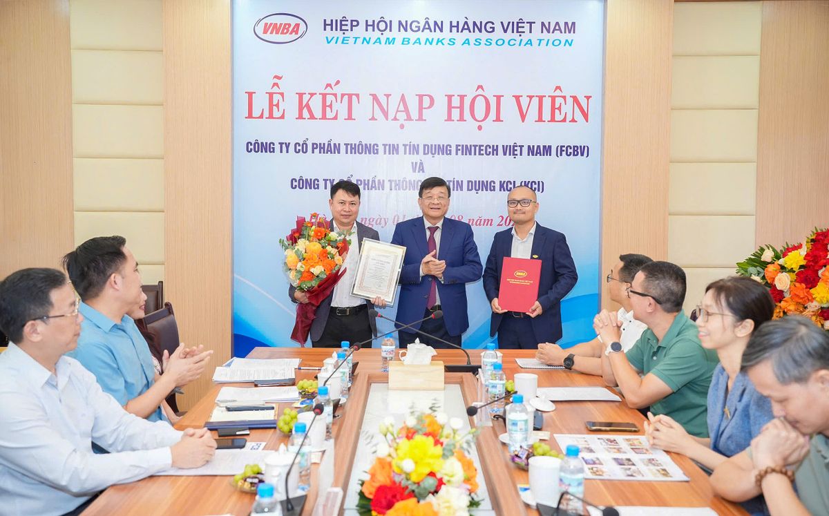 Phó Chủ tịch kiêm Tổng Thư ký Nguyễn Quốc Hùng trao giấy chứng nhận và quyết định kết nạp hội viên liên kết cho Công ty Cổ phần Thông tin tín dụng Fintech Việt Nam (FCBV)