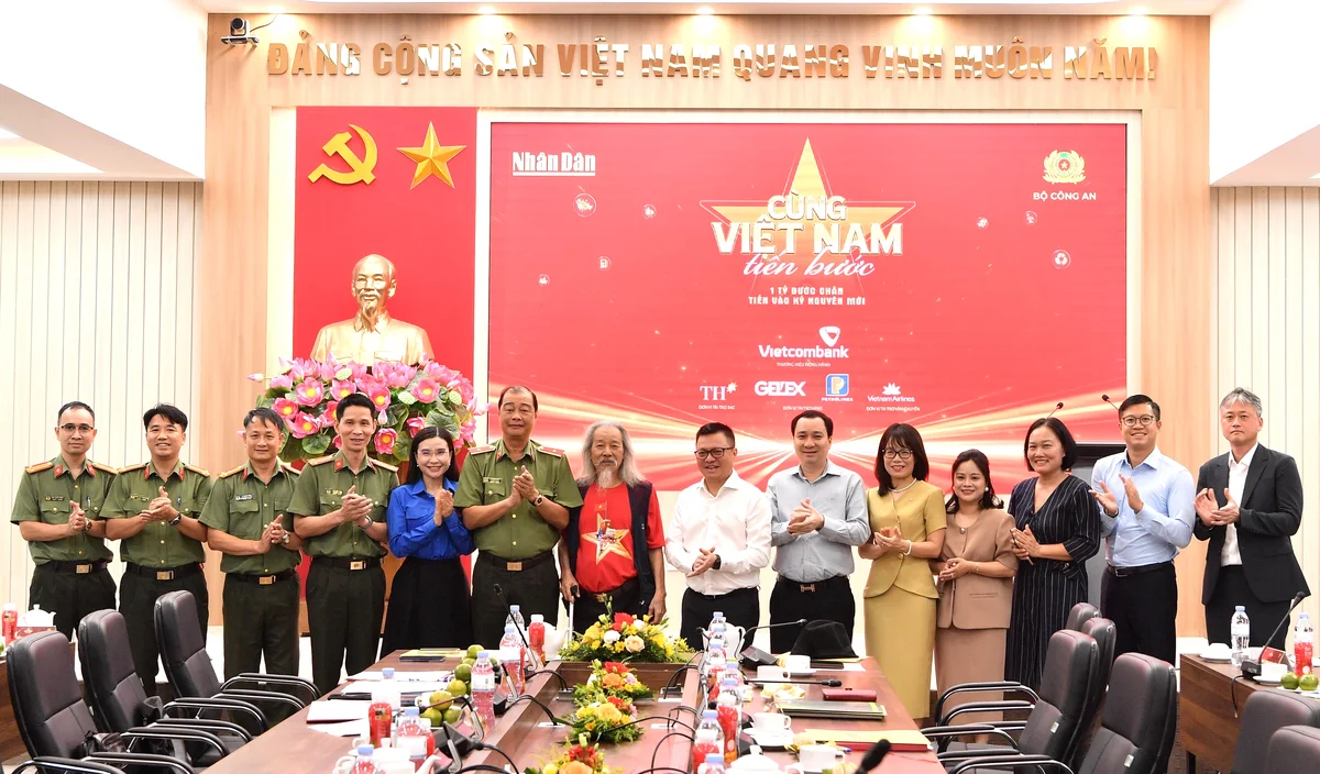 Các đại biểu chụp ảnh lưu niệm tại sự kiện