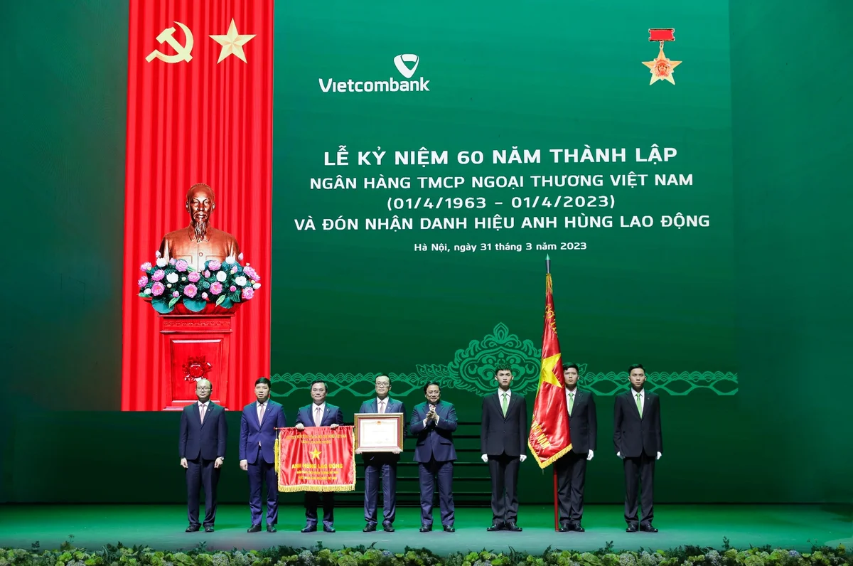 Ngân hàng Vietcombank vinh dự được trao tặng nhiều phần thưởng cao quý của Đảng và Nhà nước, đặc biệt là danh hiệu Anh hùng lao động (năm 2023)