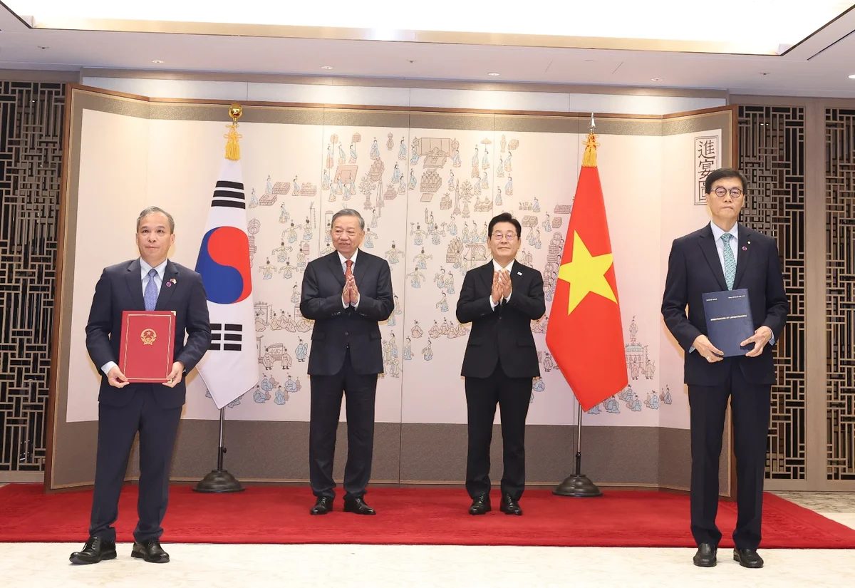 Phó Thống đốc Đoàn Thái Sơn và Thống đốc NHTW Hàn Quốc Chang Yong Rhee trao Bản ghi nhớ về hợp tác và hỗ trợ kỹ thuật dưới sự chứng kiến của Tổng Bí thư Tô Lâm và Tổng thống Hàn Quốc Lee Jae Myung