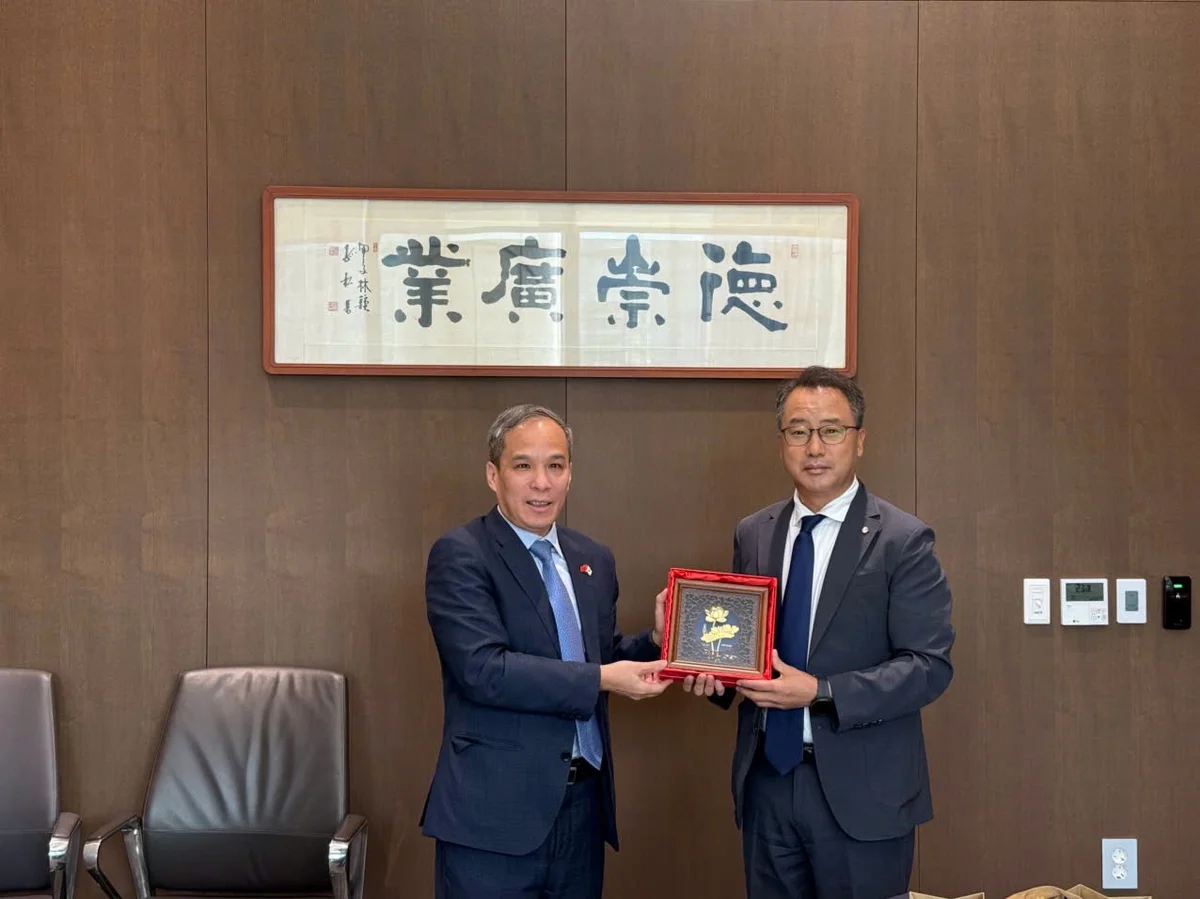 Phó Thống đốc Đoàn Thái Sơn tặng quà lưu niệm cho Phó Thống đốc Chae Byung Deuk