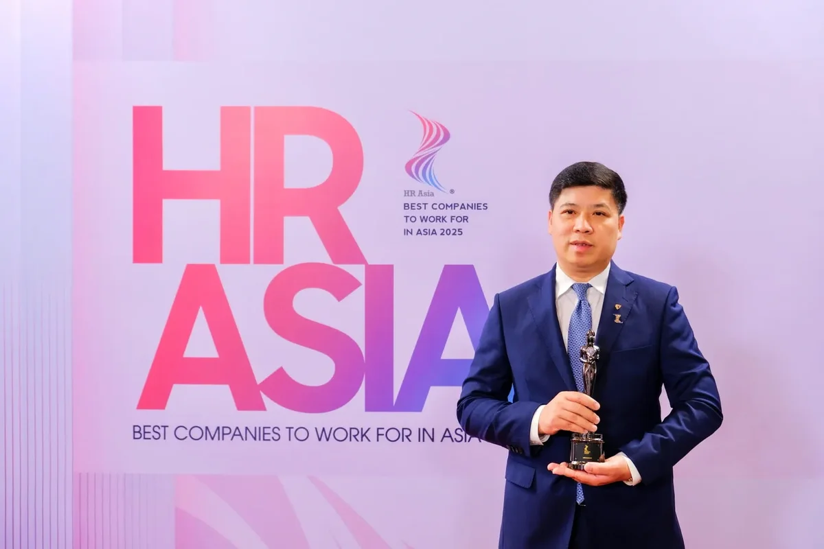Ông Hồng Quang - Thành viên HĐQT kiêm Giám đốc Khối Nhân sự đại diện Vietcombank nhận cúp vàng "Harmonia" từ BTC