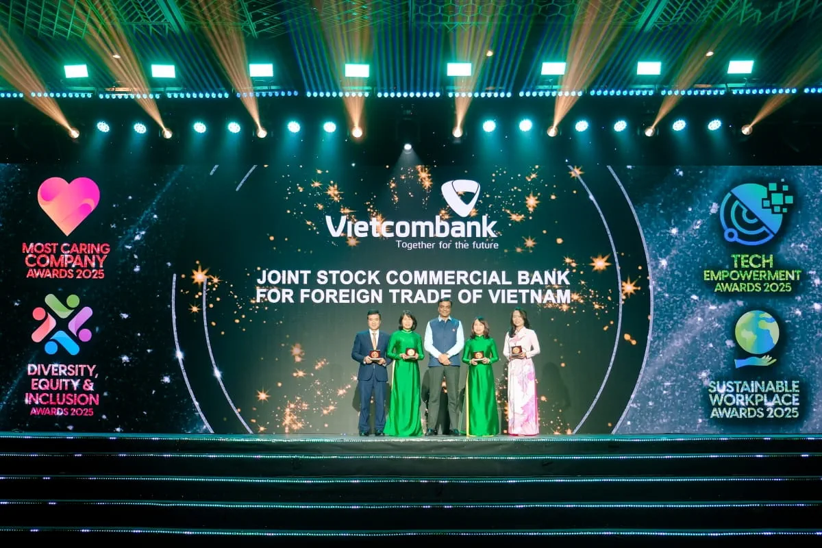 Đại diện lãnh đạo các đơn vị Vietcombank nhận giải đặc biệt từ BTC