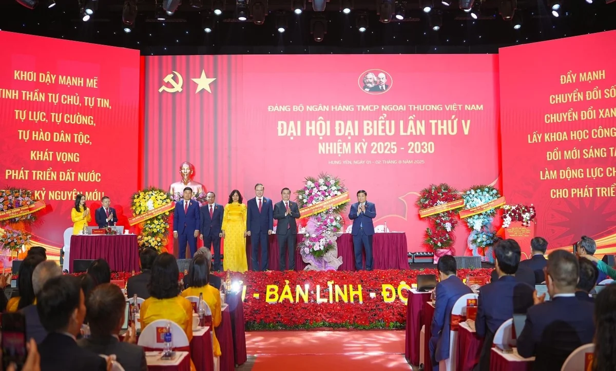 Đ/c Nguyễn Chí Dũng - Ủy viên BCH Trung ương Đảng, Ủy viên BTV Đảng ủy Chính phủ, Phó Thủ tướng Chính phủ tặng hoa chúc mừng và chụp ảnh lưu niệm cùng Đoàn Chủ tịch Đại hội