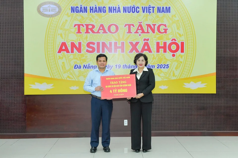 Thống đốc NHNN Nguyễn Thị Hồng trao biểu trưng an sinh xã hội cho đại diện tỉnh Quảng Ngãi