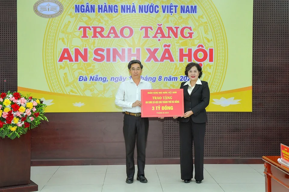 Thống đốc NHNN Nguyễn Thị Hồng trao biểu trưng an sinh xã hội cho đại diện TP. Đà Nẵng