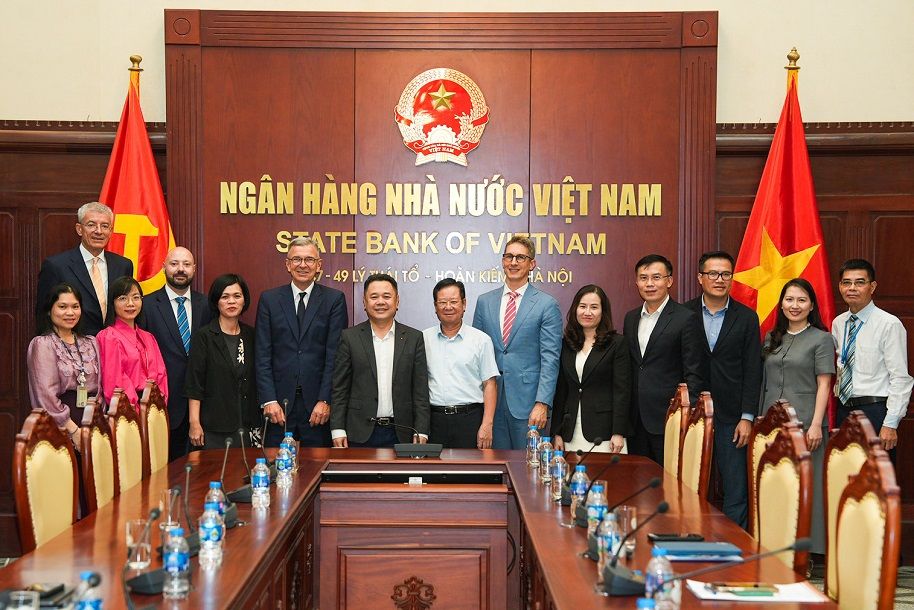 Đoàn NHNN và đoàn DZ Bank chụp ảnh lưu niệm