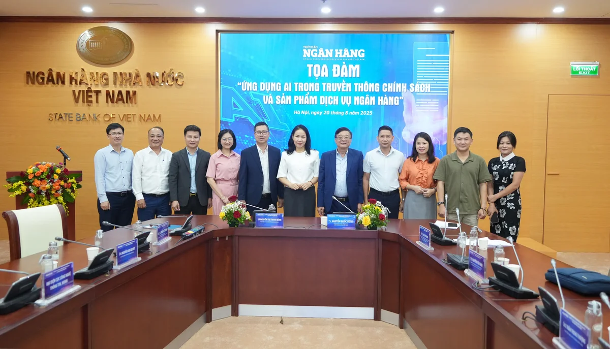 Các đại biểu tham dự tọa đàm chụp ảnh lưu niệm