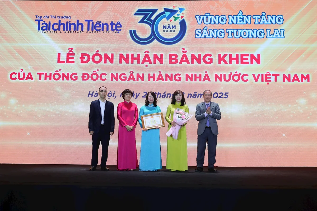 Phó Thống đốc Đoàn Thái Sơn trao Bằng khen của Thống đốc Ngân hàng Nhà nước cho tập thể Tạp chí Thị trường Tài chính Tiền tệ. Ảnh: Huy Hoàng