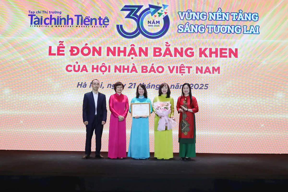 Bà Vũ Thị Hà - Uỷ viên Ban Chấp hành, Phó Chánh Văn phòng Hội Nhà báo Việt Nam trao Bằng khen cho tập thể Tạp chí. Ảnh Huy Hoàng