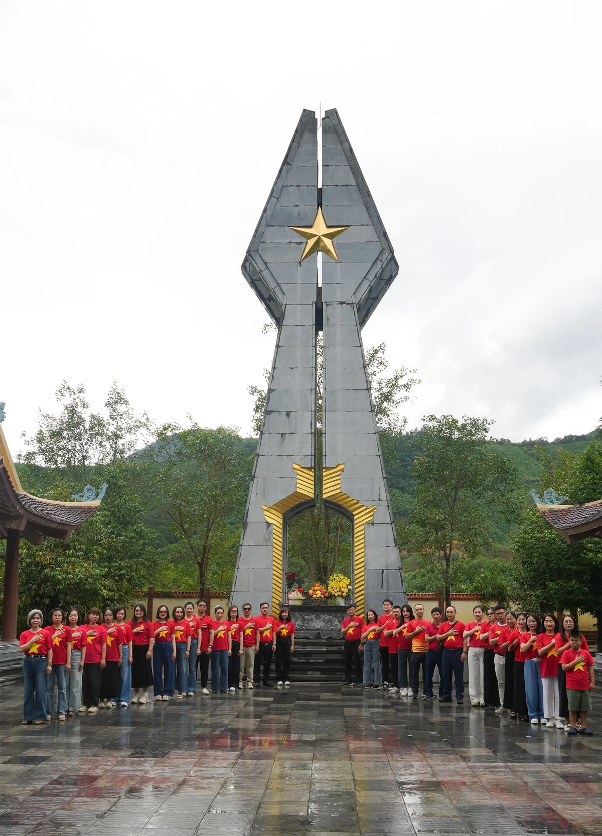 Hiệp hội Ngân hàng Việt Nam chụp ảnh lưu niệm tại Khu di tích lịch sử Pò Hèn