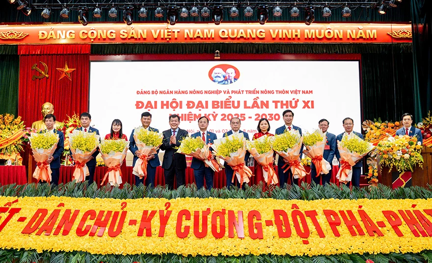 Đồng chí Nguyễn Đức Phong - Phó Bí thư Đảng ủy Chính phủ tặng hoa chúc mừng Ban Thường vụ Đảng ủy Agribank nhiệm kỳ 2025 - 2030 ra mắt Đại hội
