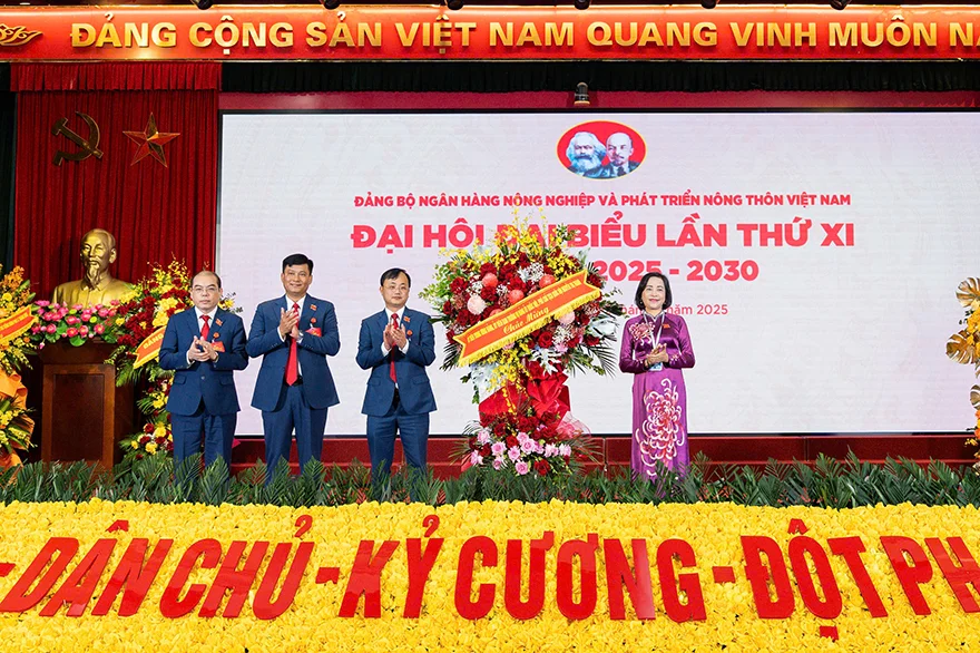 Đồng chí Nguyễn Thị Thanh - Ủy viên Ban Chấp hành Trung ương Đảng, Ủy viên Ban Thường vụ Đảng ủy Quốc hội, Phó Chủ tịch Quốc hội tặng hoa chúc mừng Đại hội đại biểu Đảng bộ Agribank lần thứ XI nhiệm kỳ 2025 – 2030