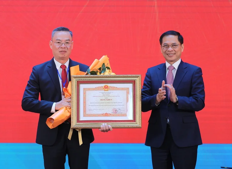 Phó Thủ tướng trao tặng Bằng khen của Thủ tướng Chính phủ cho Đảng ủy VietinBank - Ảnh: VGP/Hải Minh