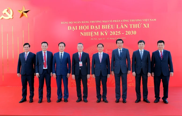 Phó Thủ tướng chụp ảnh lưu niệm cùng các đại biểu - Ảnh: VGP/Hải Minh