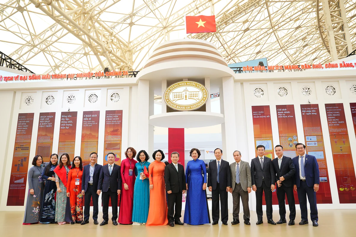 Ủy viên Trung ương Đảng, Bí thư Đảng ủy, Chánh án Tòa án nhân dân tối cao Lê Minh Trí thăm gian triển lãm thành tựu ngành Ngân hàng