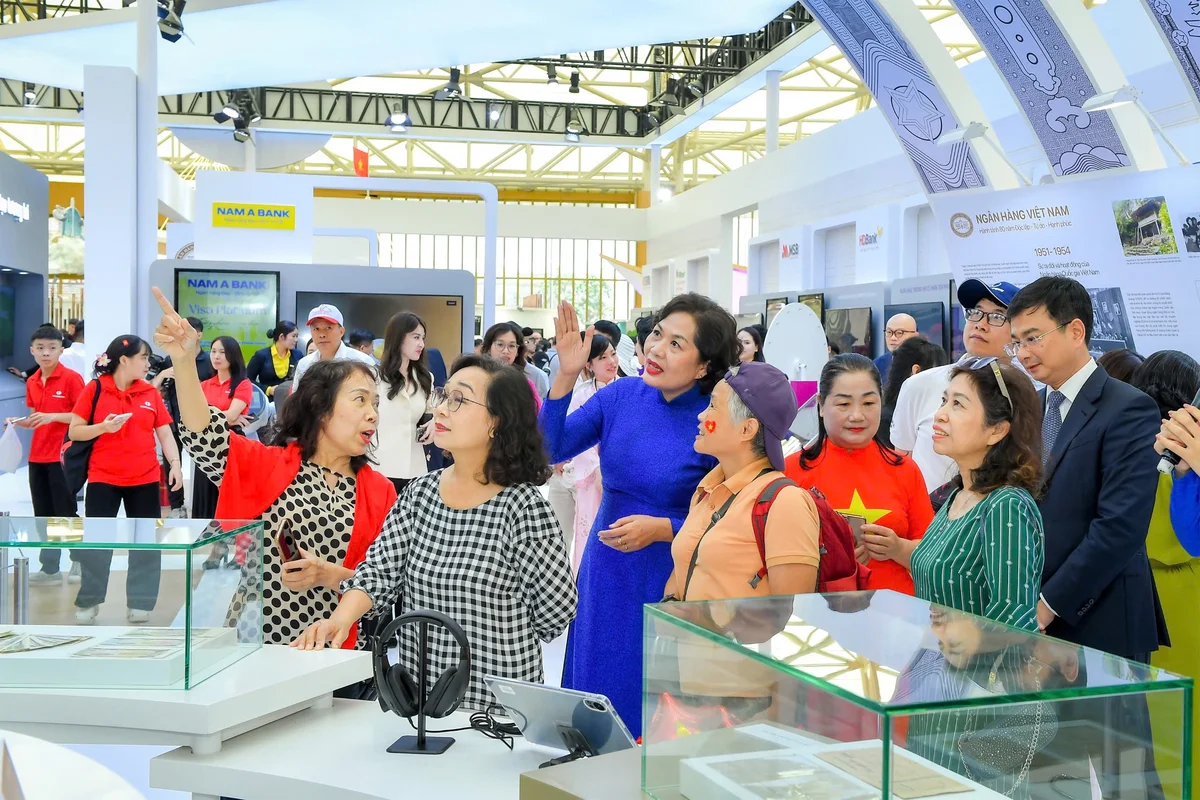 Thống đốc NHNN Nguyễn Thị Hồng giới thiệu đến người dân và công chúng gian trưng bày về đồng tiền Việt Nam qua các thời kỳ