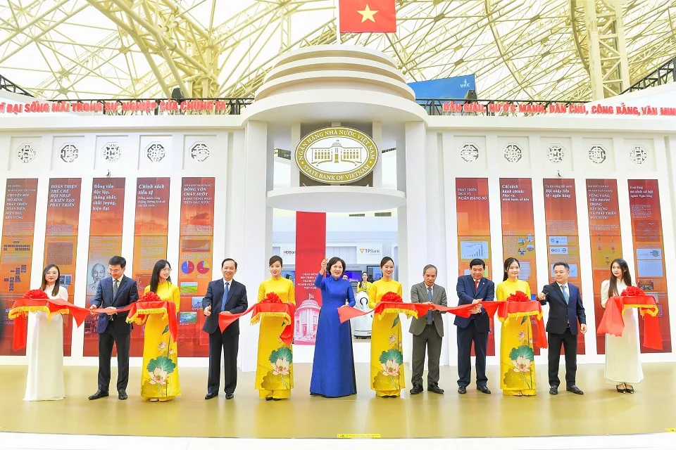 Thống đốc NHNN Nguyễn Thị Hồng cùng các đồng chí Phó Thống đốc NHNN, đại diện lãnh đạo ngân hàng thương mại cắt băng khai mạc gian triển lãm của ngành Ngân hàng