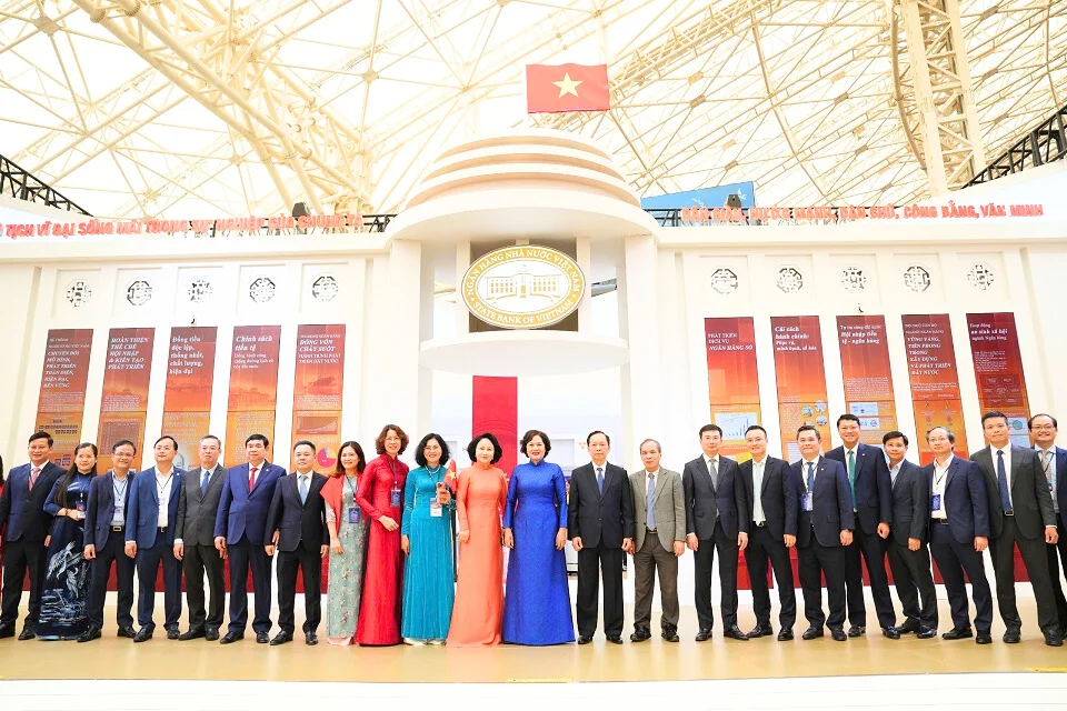 Thống đốc, các Phó Thống đốc NHNN và lãnh đạo các vụ, cục, đơn vị thuộc NHNN tại triển lãm