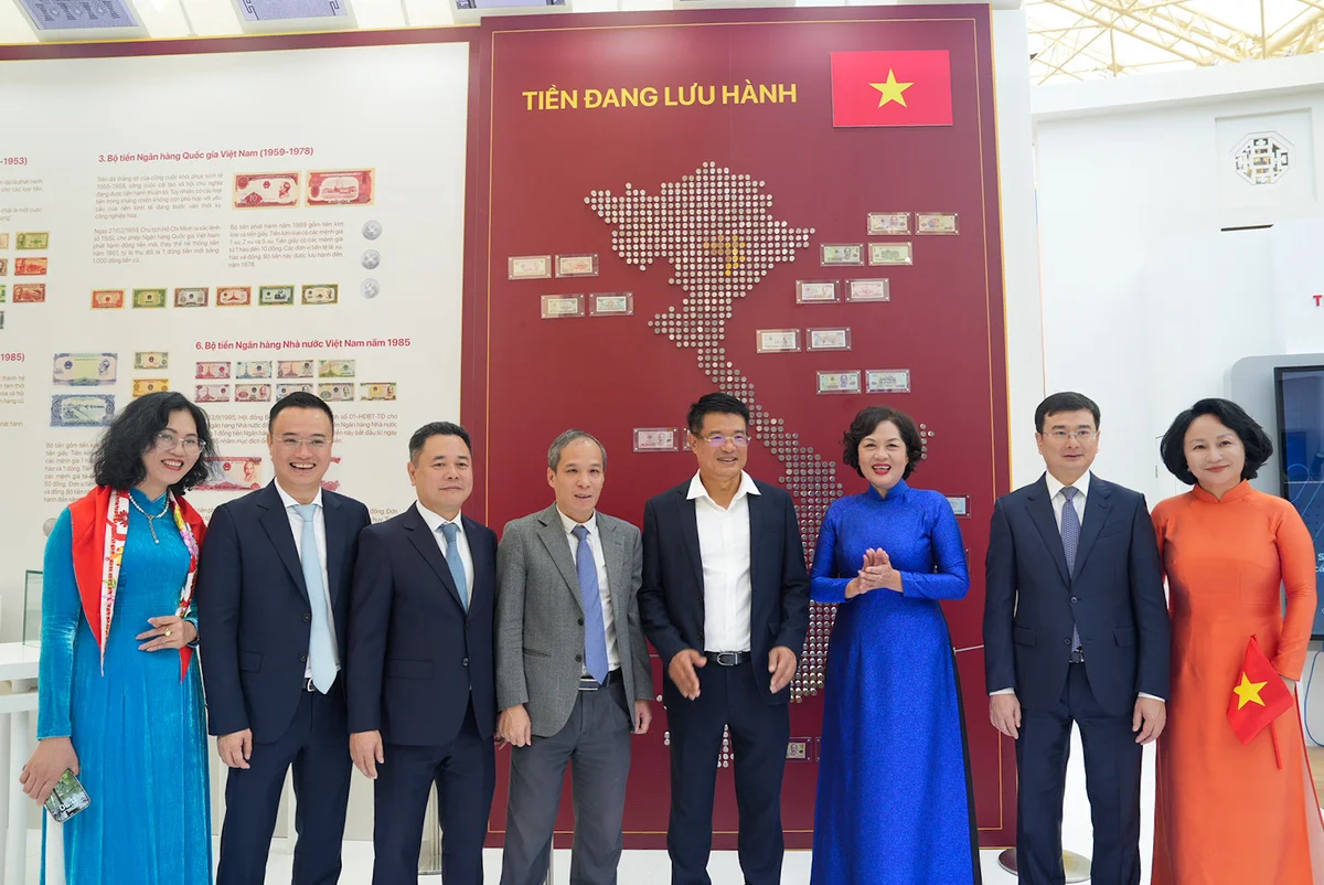 Viện trưởng Viện Kiểm sát Nhân dân Tối cao Nguyễn Huy Tiến chụp ảnh lưu niệm cùng Thống đốc, các Phó Thống đốc và lãnh đạo một số vụ, cục thuộc NHNN