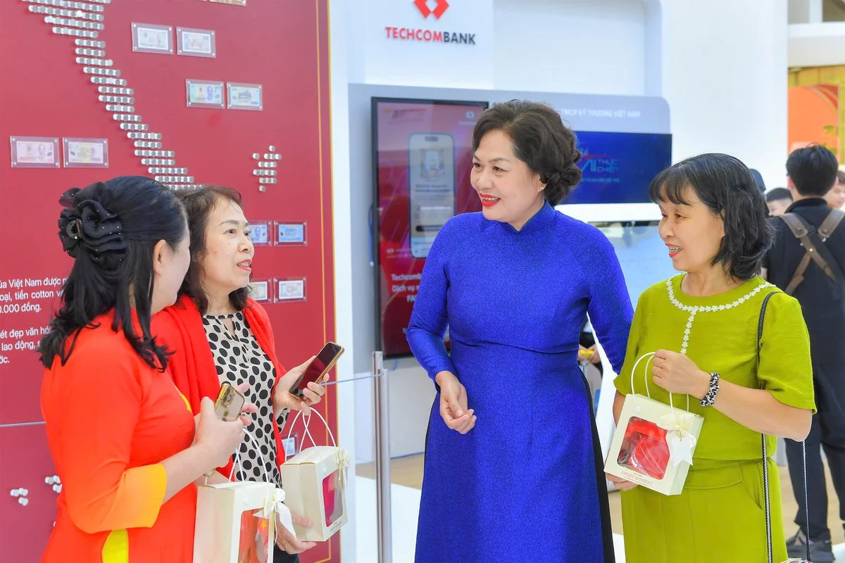 Thống đốc NHNN Nguyễn Thị Hồng chia sẻ với người dân về thành tựu ngành Ngân hàng được trưng bày tại triển lãm