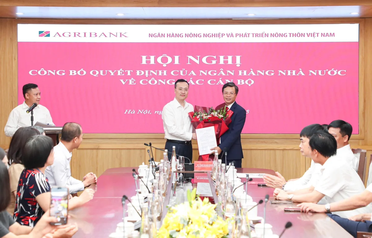 Đồng chí Đinh Việt Đông nhận hoa chúc mừng và Quyết định bổ nhiệm