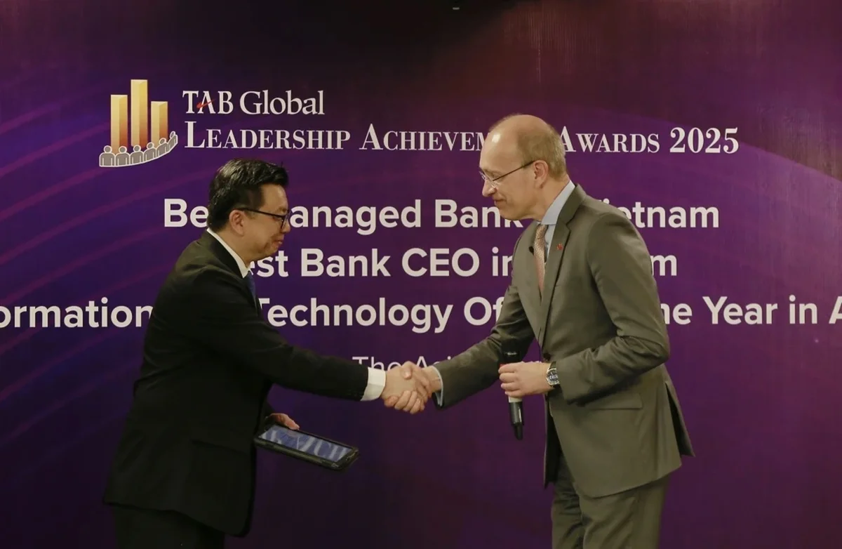 CEO Techcombank được vinh danh ‘Tổng giám đốc điều hành ngân hàng xuất sắc nhất Việt Nam’